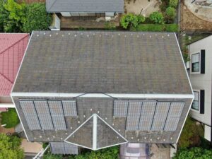 横浜市泉区にてスレート屋根カバー工法、太陽光パネル撤去、破風・軒天の補修など 施工前